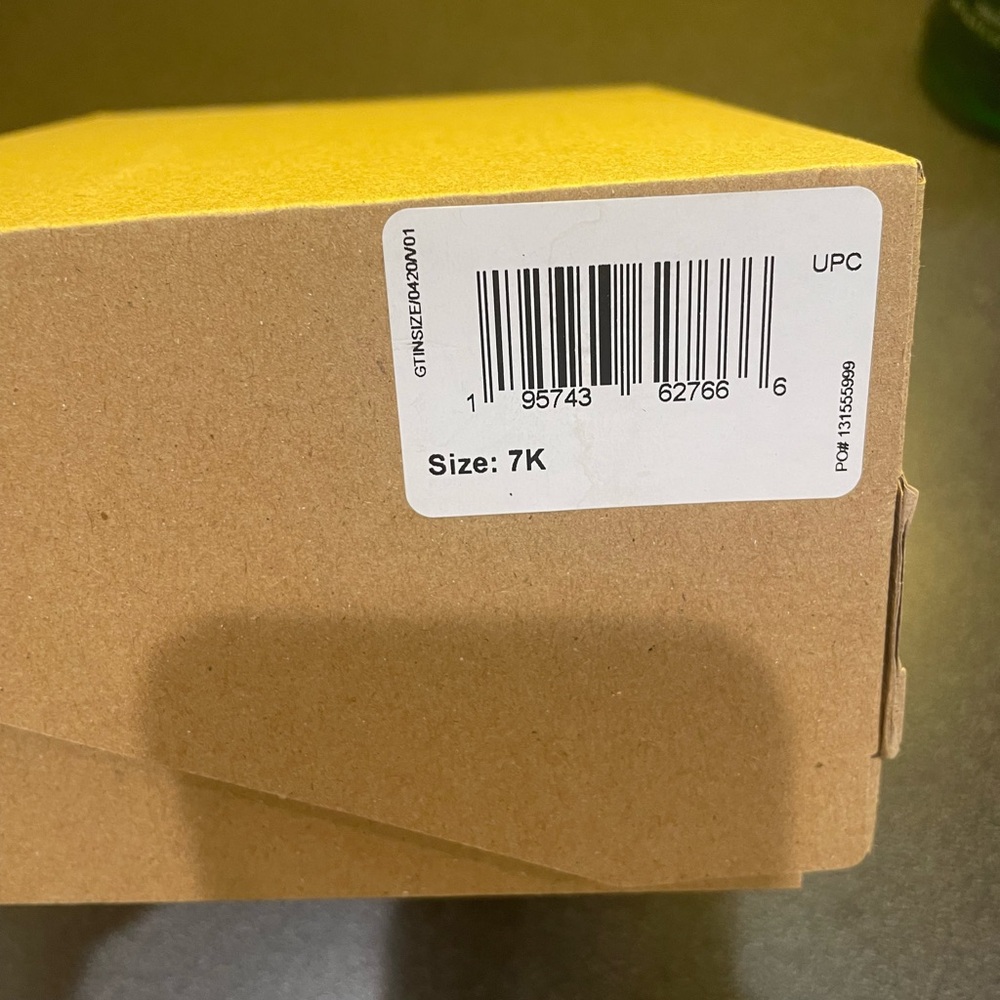 Yeezy Kids Foam Runner - BRAND NEW NEVER WORN - Picture 5 of 5